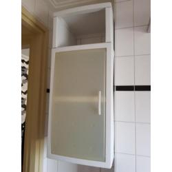 4 badkamer kastjes plastik en kastje onder wasbak