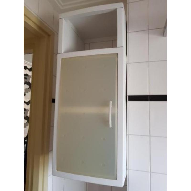 4 badkamer kastjes plastik en kastje onder wasbak