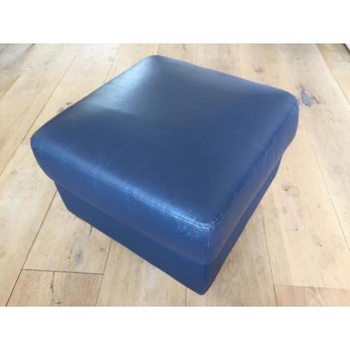 2x poef of hocker van italiaans design