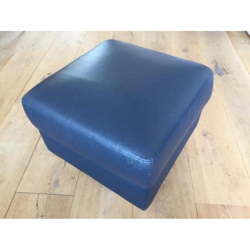 2x poef of hocker van italiaans design