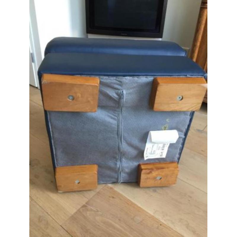 2x poef of hocker van italiaans design
