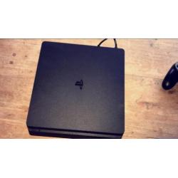 PlayStation 4 slim 1TB met 3 spellen en controller